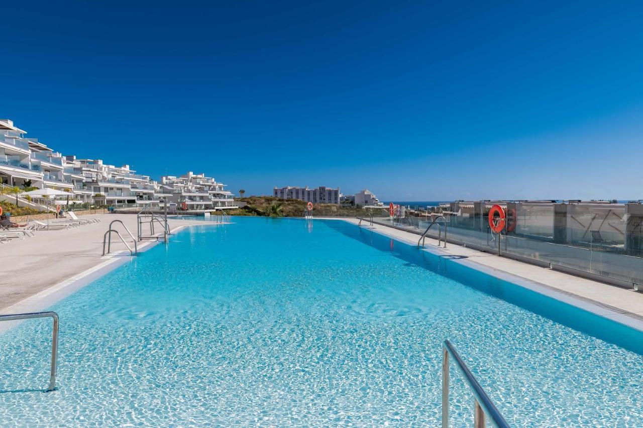 Apartamento Unique 3-Bdrm Townhouse, Stunning View, Pool & Bbq Estepona Exterior foto