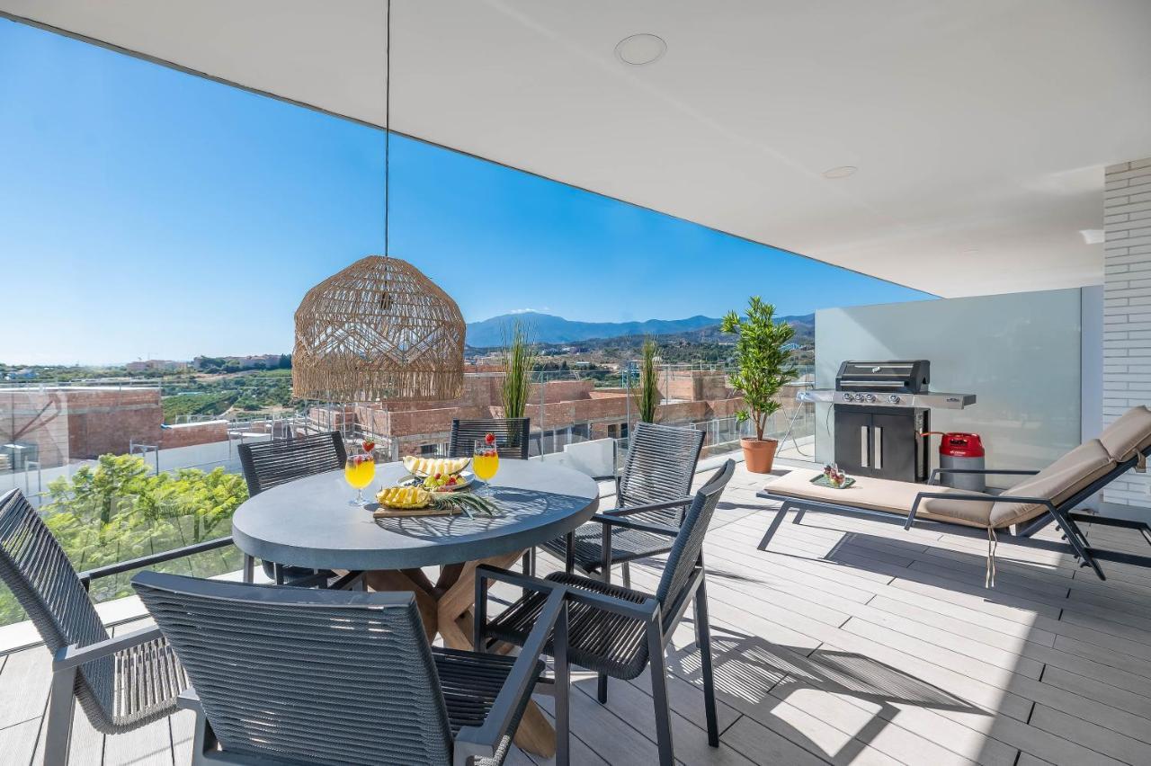 Apartamento Unique 3-Bdrm Townhouse, Stunning View, Pool & Bbq Estepona Exterior foto