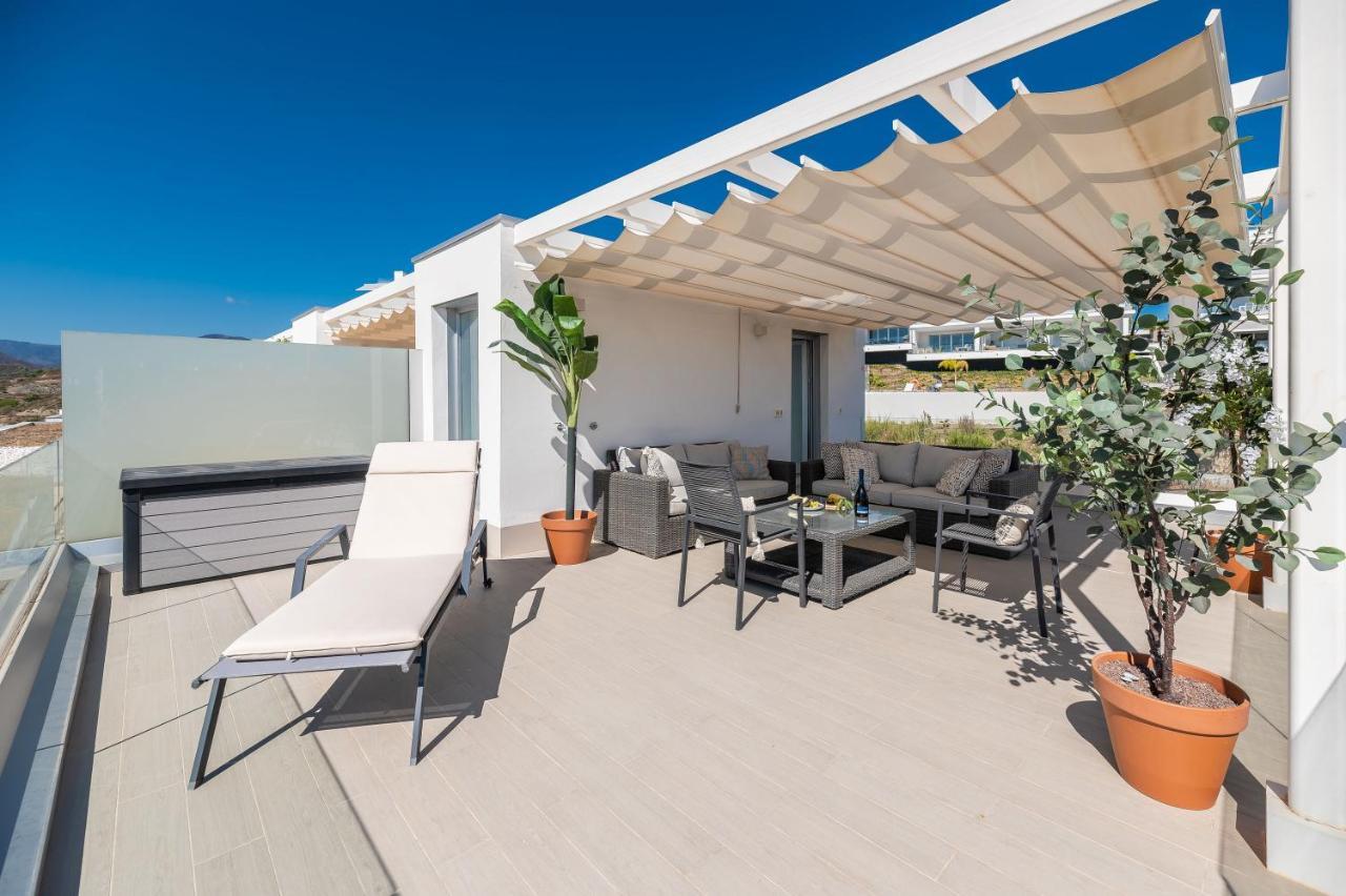 Apartamento Unique 3-Bdrm Townhouse, Stunning View, Pool & Bbq Estepona Exterior foto